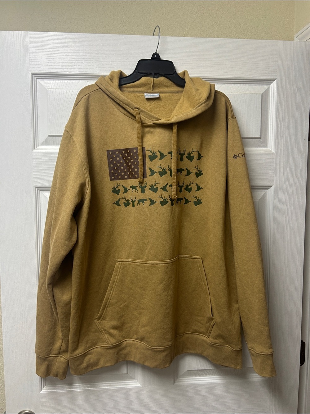 Columbia Men's Tan Pullover Hoodie with Green Duck Flag Graphic